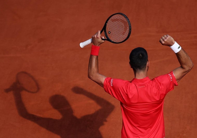 Djokovic se hace centenario en París y sigue bailando en Roland Garros
