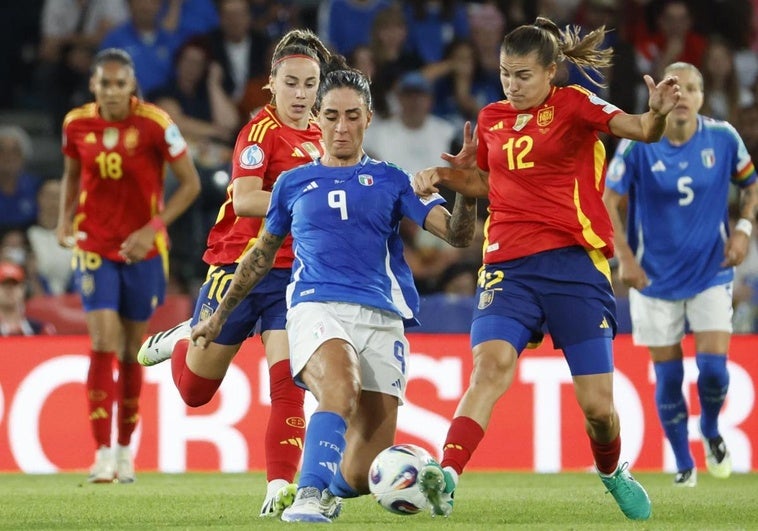 España cumple ante Italia y pasa primera