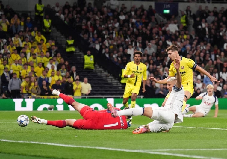 Un error del portero Luiz Junior hunde al Villarreal
