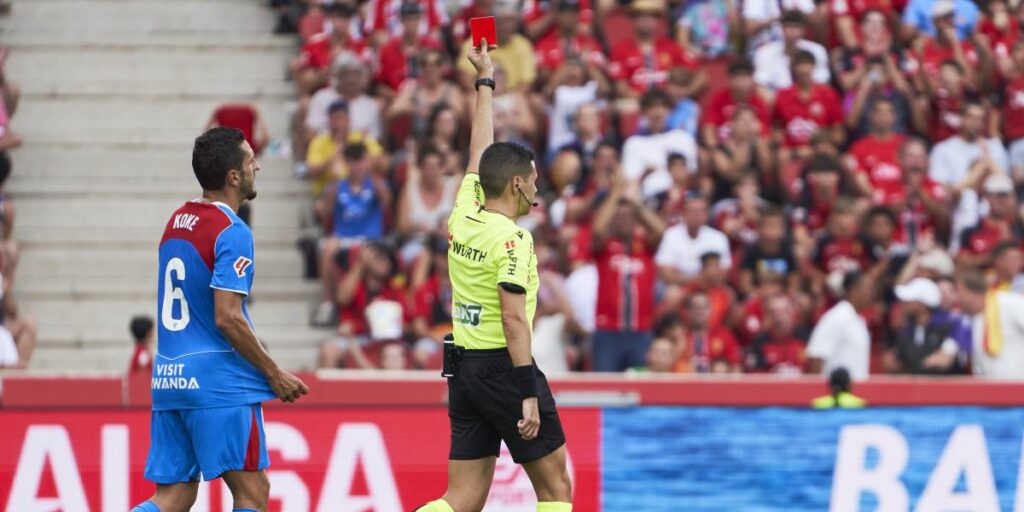 El colegiado que expulsó a Sorloth en Palma estará ante el Sevilla