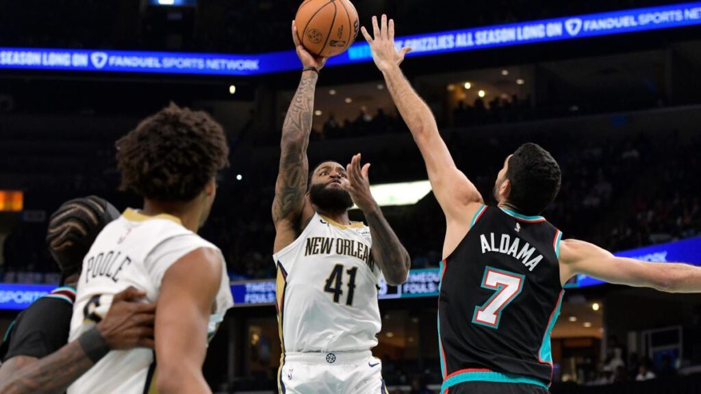 ¡Descomunal!: el doble tapón de Aldama a esta estrella de la NBA
