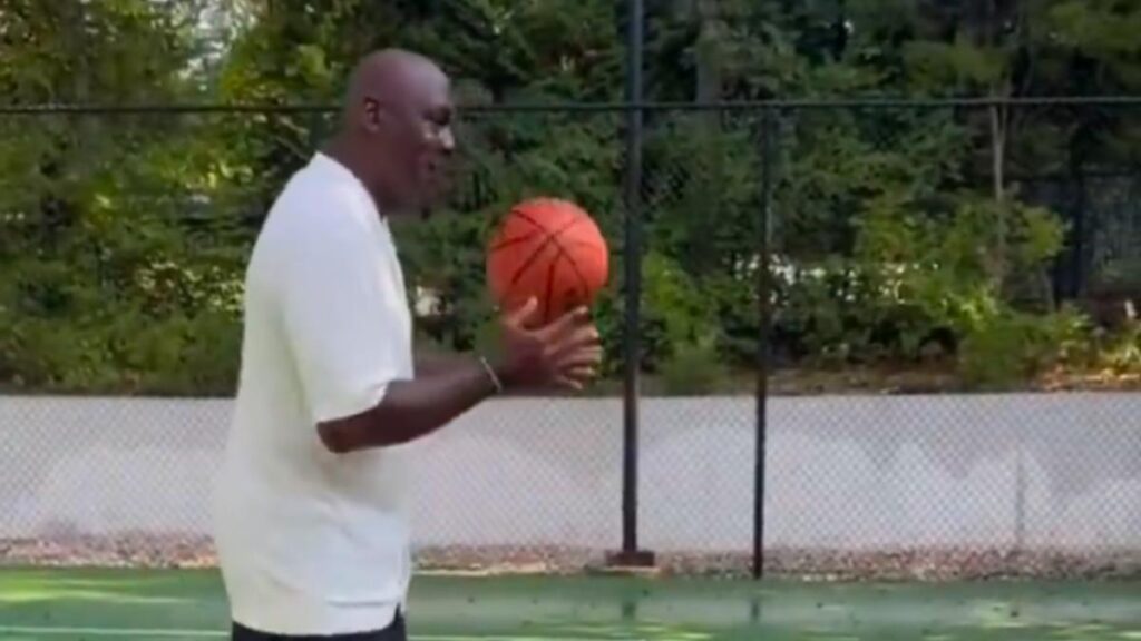 Michael Jordan lo pasa mal lanzando un tiro libre en una pachanga: “Estaba nervioso”