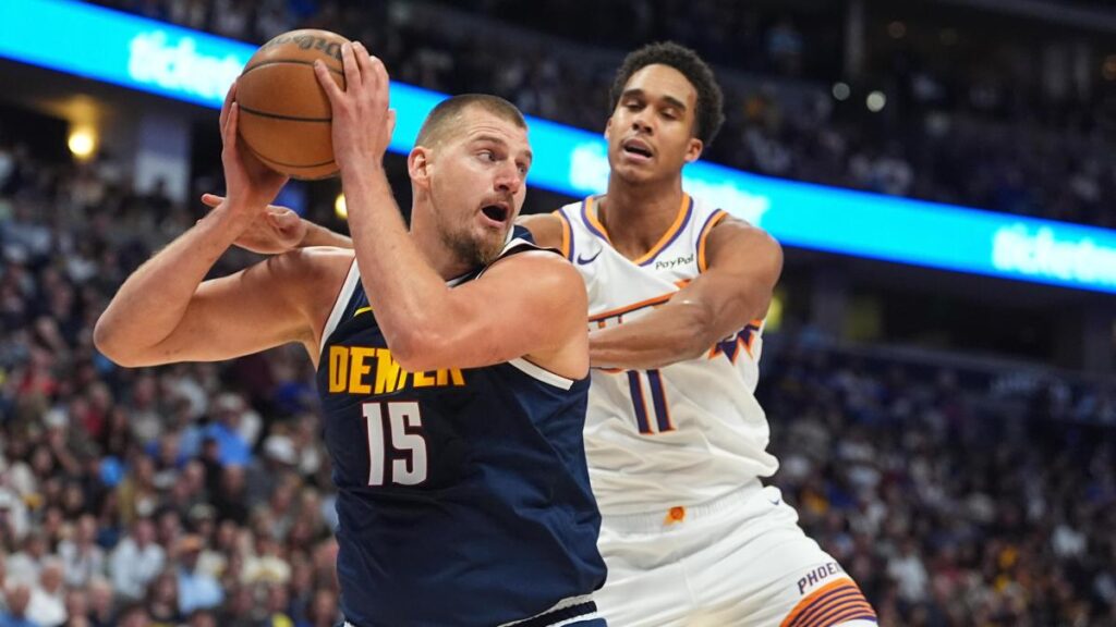 Un espectacular triple doble de Jokic da la primera victoria a los Nuggets