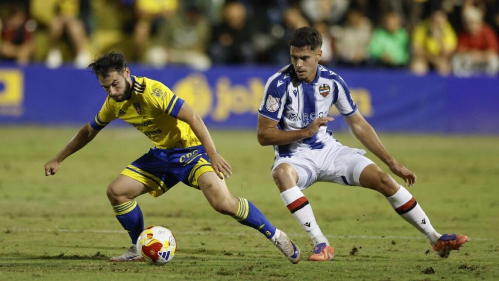 El Levante se libra de un buen lío en el descuento ante el Orihuela