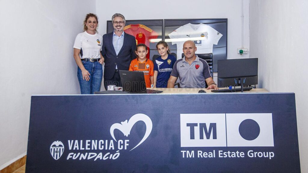 La Fundació VCF y su patrocinador reparten ordenadores a afectados por la dana