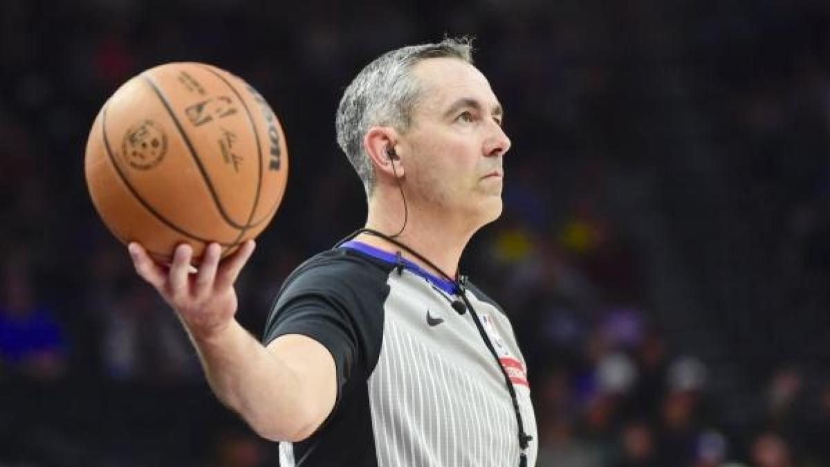 Los árbitros de la NBA dirigirán con auriculares