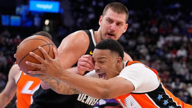 Jokic pasa por encima de los Clippers