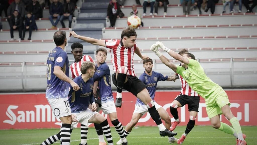 0-0: Bilbao Athletic y Unionistas se quedan secos de cara a gol bajo la lluvia de Lezama