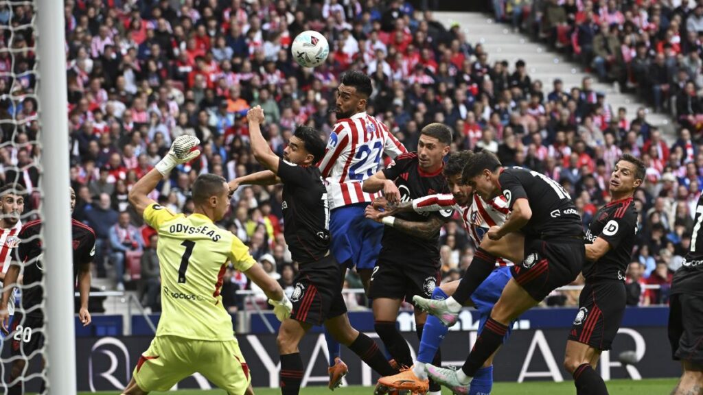 El Atlético pidió penalti a Nico antes del descanso