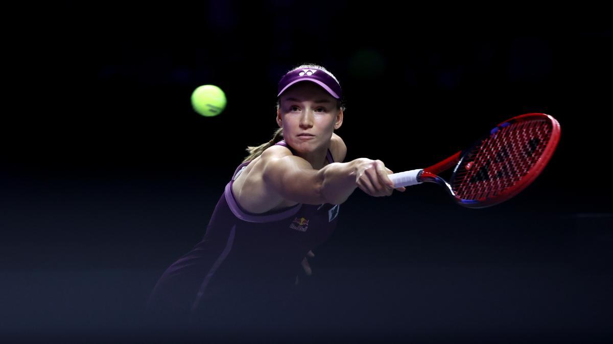 Rybakina no concede opciones en su estreno en las WTA Finals