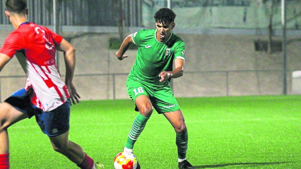 El Cornellà vence y duerme líder