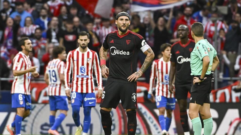 "Para mí es penalti y amarilla al número cinco"