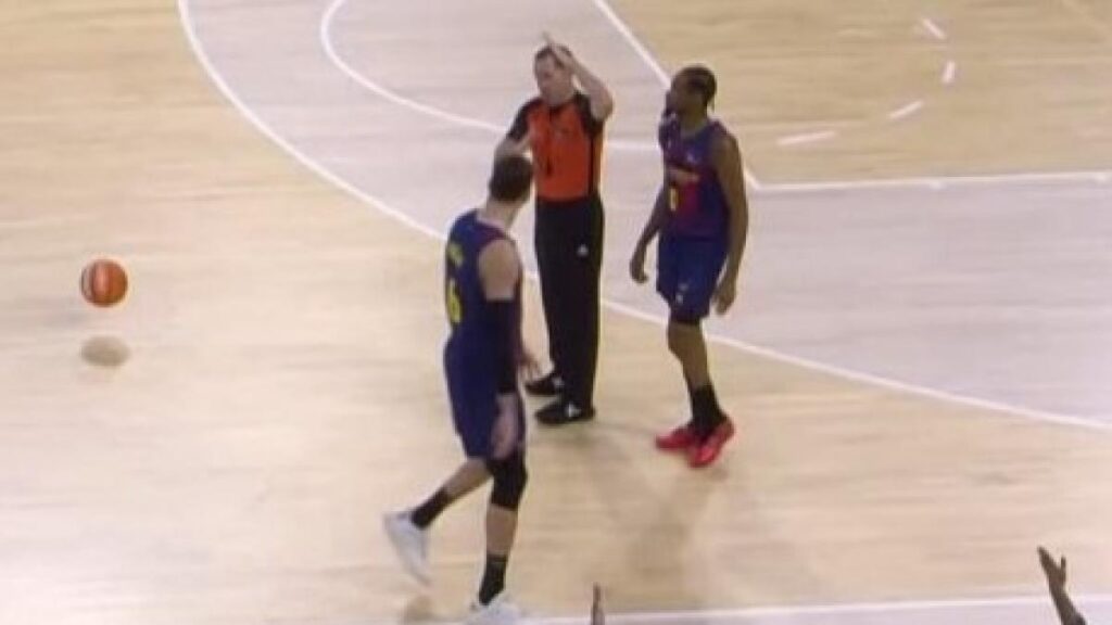 Monumental cabreo de Vesely y Peñarroya en el Palau: el checo, ¡directo a vestuarios!