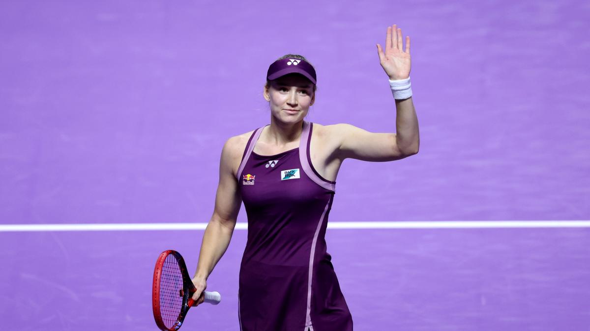 Rybakina presenta candidatura en las WTA Finals tras una victoria aplastante ante Swiatek