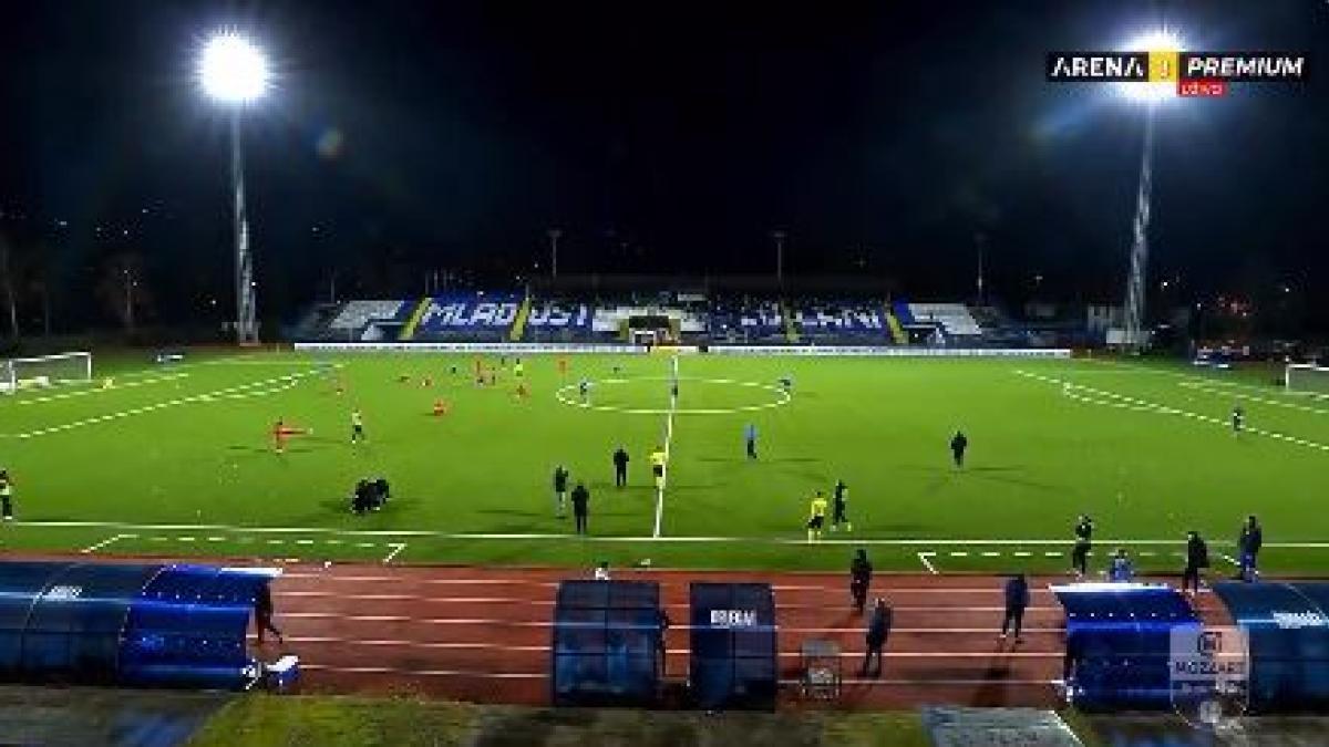Un entrenador muere en pleno partido en la banda