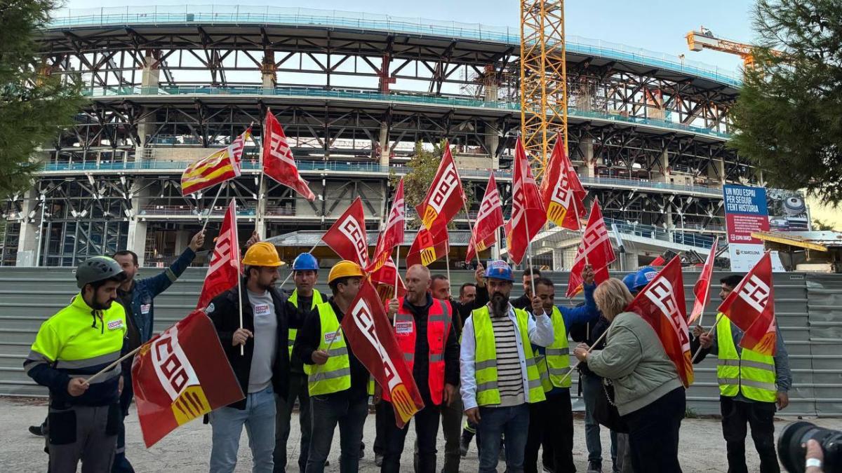 Protestas en el Camp Nou contra el despido de 50 trabajadores de la obra