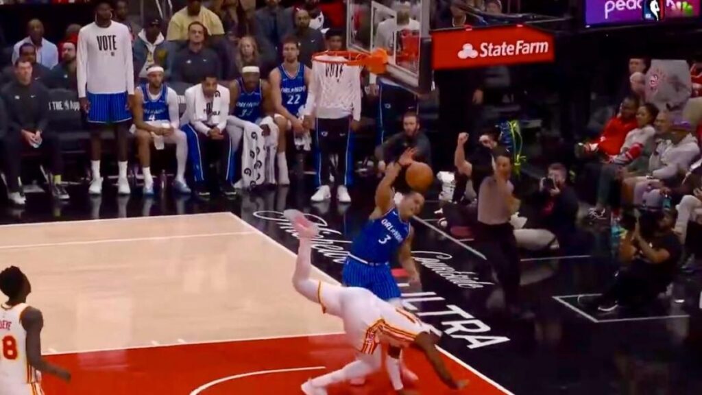 A este jugador NBA se le va la olla: ¡falta grave y balonazo en toda la cabeza!