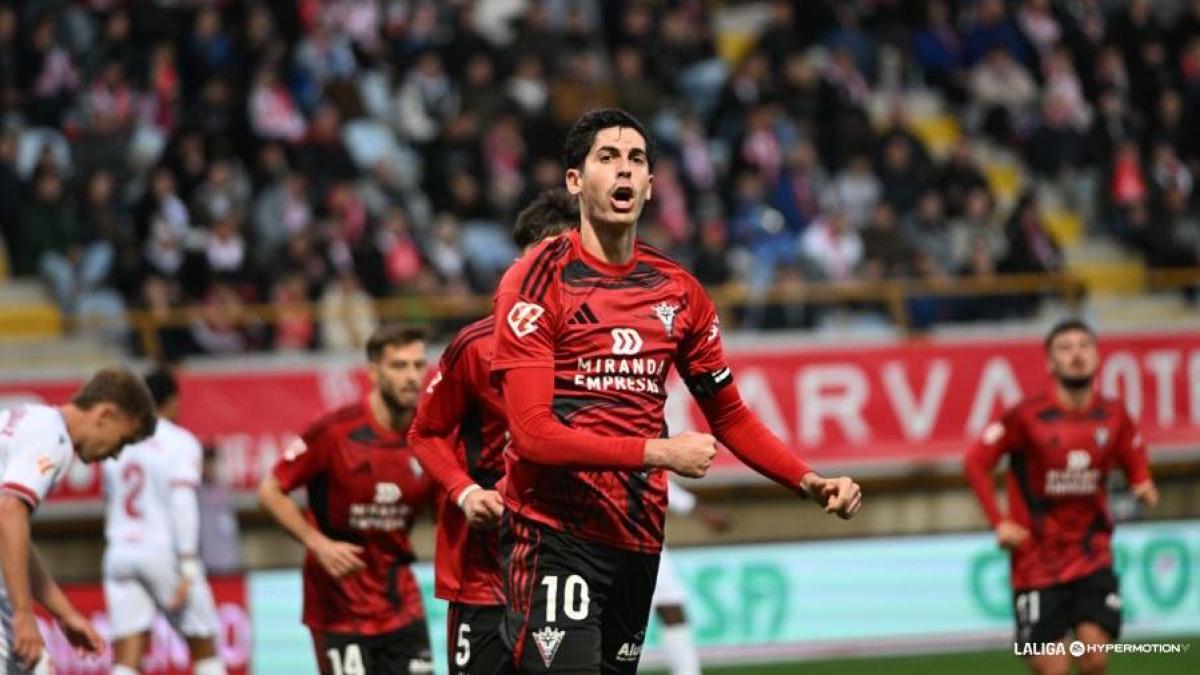 Carlos Fernández ya ha marcado los mismos goles con el Mirandés que con la Real Sociedad