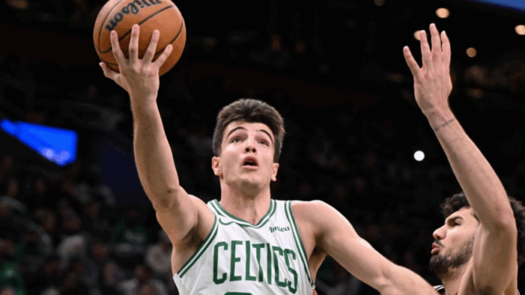 Hugo González divierte a la NBA y al Garden con esta bonita jugada