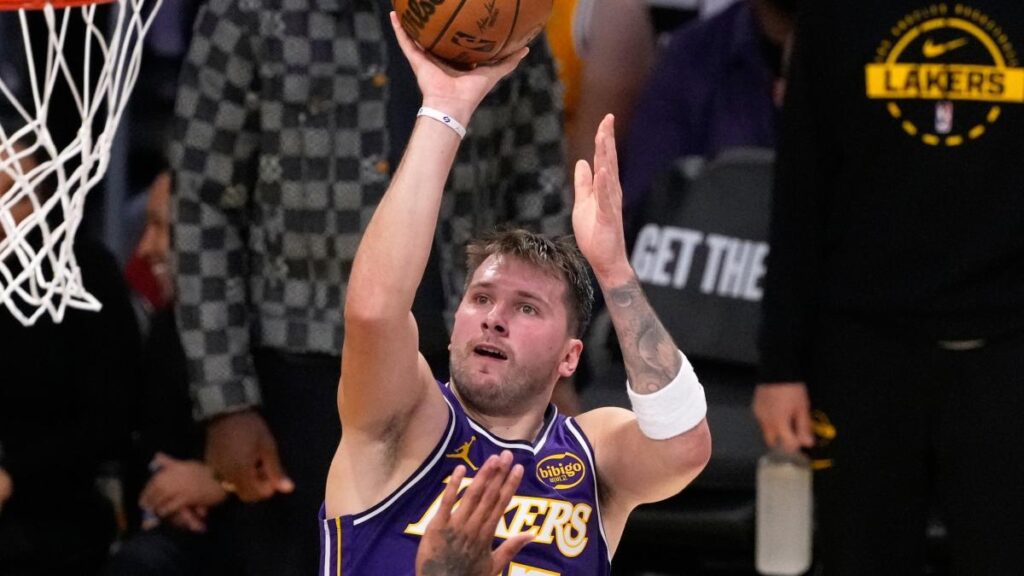 ¡Surrealista! Doncic esquiva la tragedia ante Wembanyama en un último segundo de locos