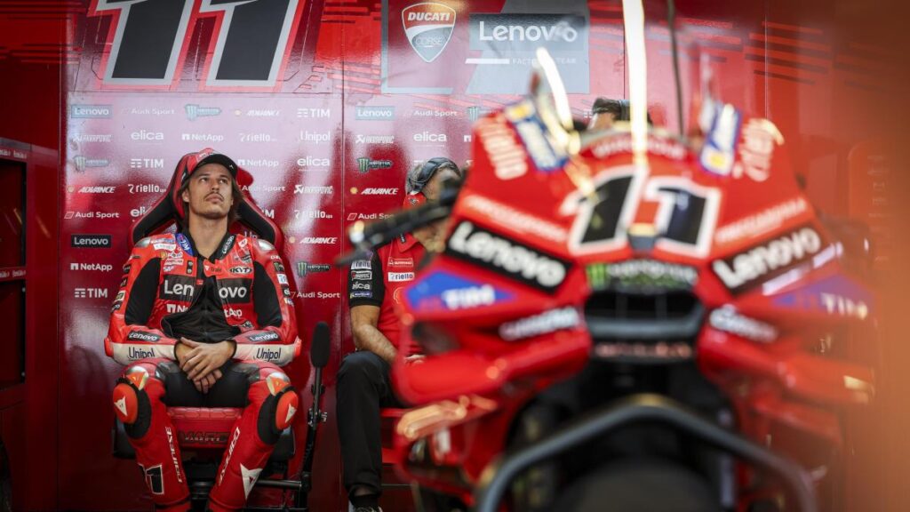 Nicolò Bulega expone las principales diferencias entre las motos de MotoGP y WorldSBK: "Va más rápido, frena más. Los dispositivos son un poco complicados, no son automáticos y tienes que pensar en usarlos..."