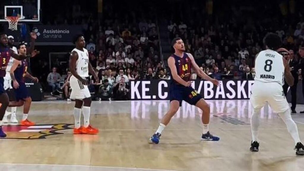 Okeke protagoniza la canasta del Clásico en el Palau