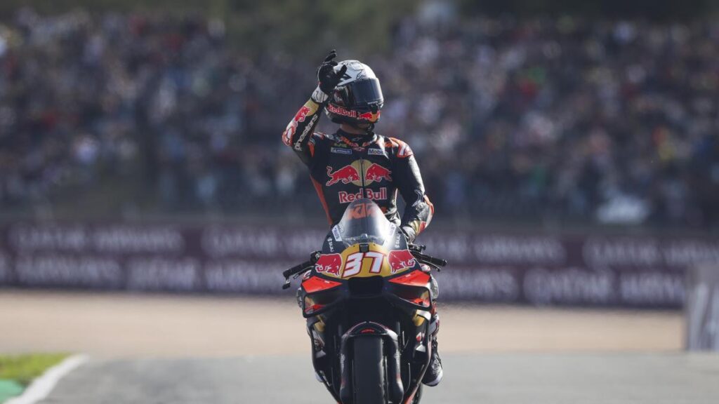 Pedro Acosta puede 'obligar' a Dani Pedrosa a teñirse el pelo: "Si lo logro en Valencia, me pinto el pelo hasta yo"