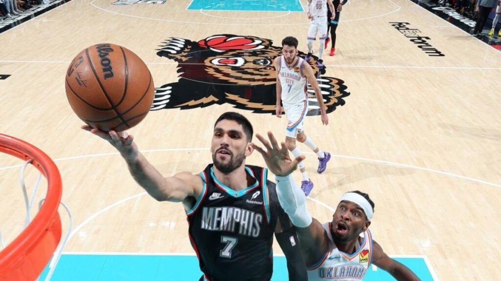 Aldama hace esto en la cara del MVP de la NBA