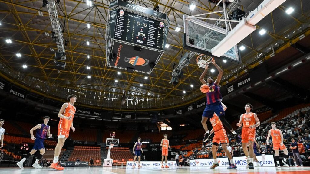 "Mohamed Dabone casi parte una canasta en La Fonteta"