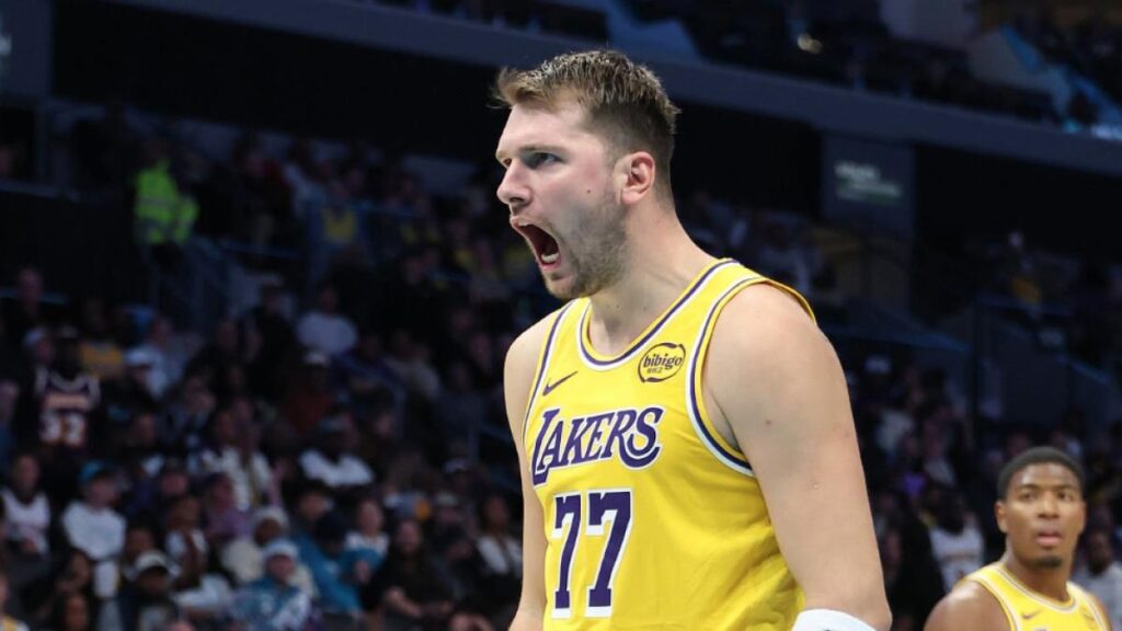 Doncic le da un buen disgusto a Michael Jordan a mate limpio
