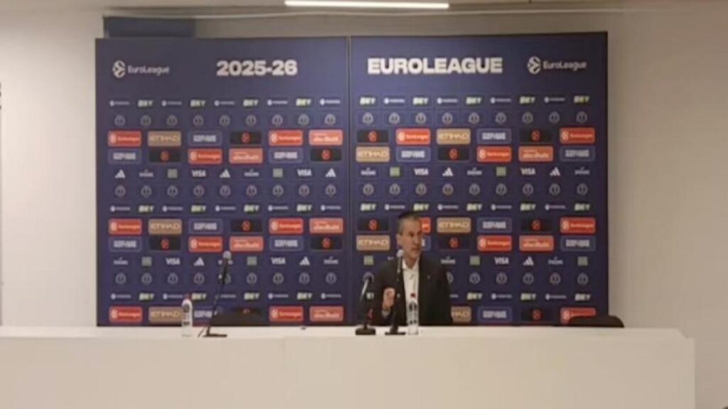 Surrealista imagen en Euroliga: la reacción de Pedro Martínez en 5 segundos ante la ausencia de periodistas en rueda de prensa