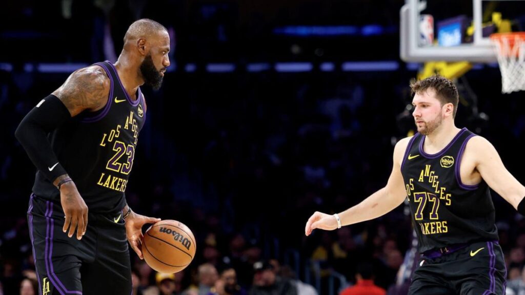 Doncic y LeBron cautivan en el estreno del año récord 23 de The King