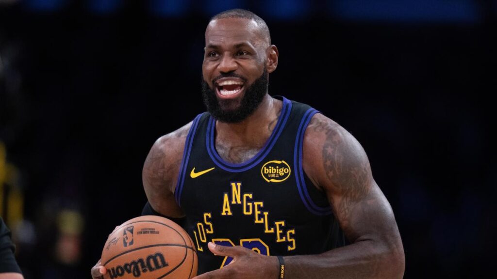 LeBron James responde a las críticas tras su debut: "¿Qué le pasa a la gente?"