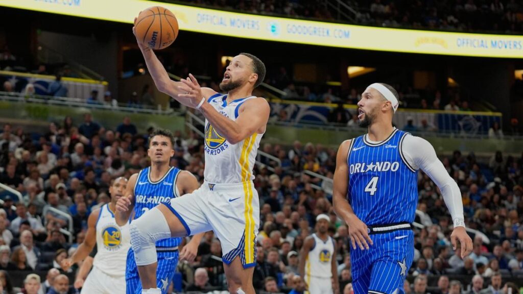 Malas noticias para los Warriors: Curry acabó lesionado ante los Magic