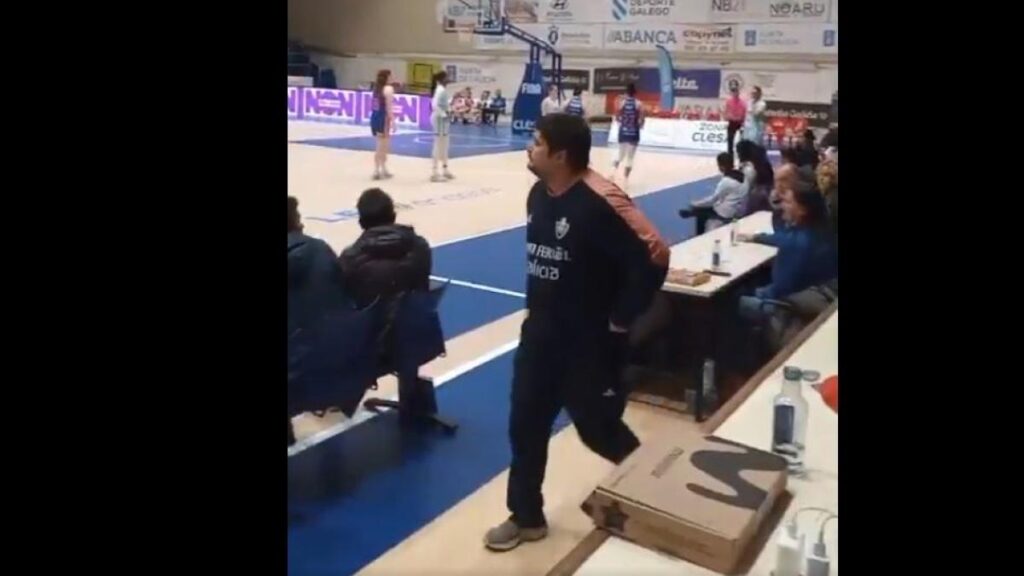 ¡Sucede en España! Expulsan a un speaker del partido: "Nunca había vivido una situación como la de hoy"