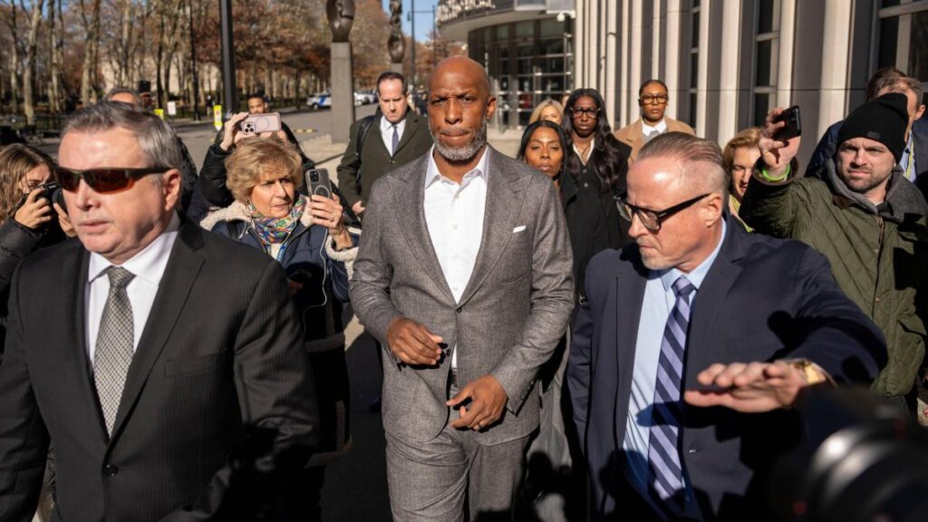 El ex jugador y técnico Chauncey Billups se declara no culpable de fraude electrónico