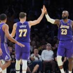Doncic, LeBron y Reaves reinan en el derbi y envían a Lakers a cuartos de la Copa NBA