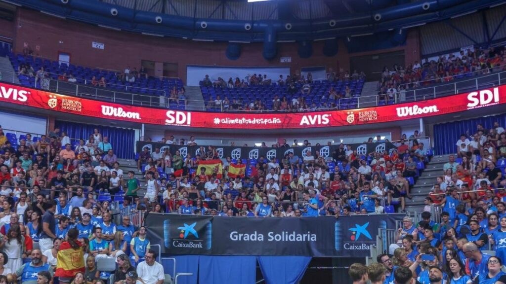 La 'Grada Solidaria' de CaixaBank acerca el baloncesto como eje de integración social