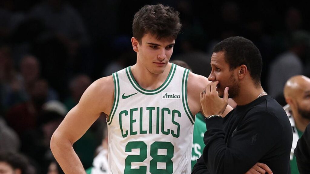Joe Mazzulla, entrenador de los Celtics, revela cómo motiva a Hugo González
