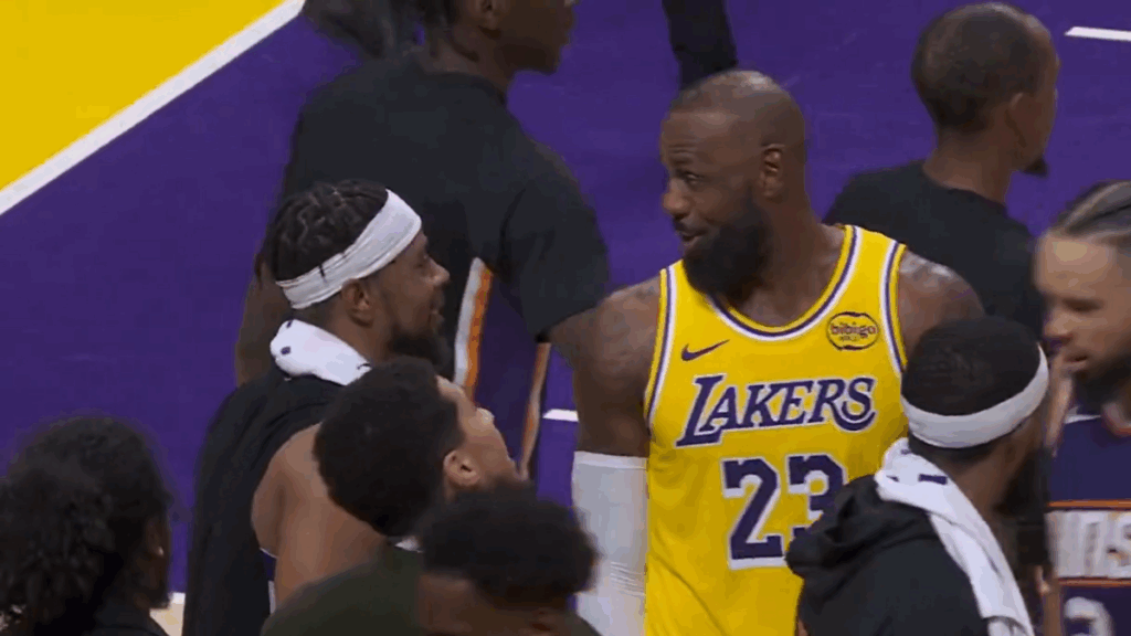 Insólito: LeBron James, 'cazado' de risas con el banquillo rival... ¡y provoca que Redick pida tiempo muerto!