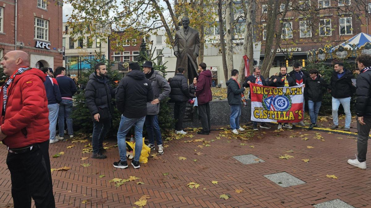 La afición del Atlético tomó Eindhoven