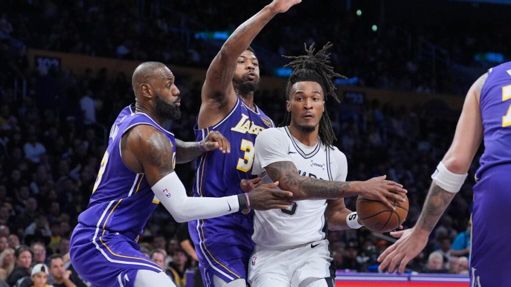 El bonito gesto de LeBron James con el 'verdugo' de los Lakers en la Copa NBA