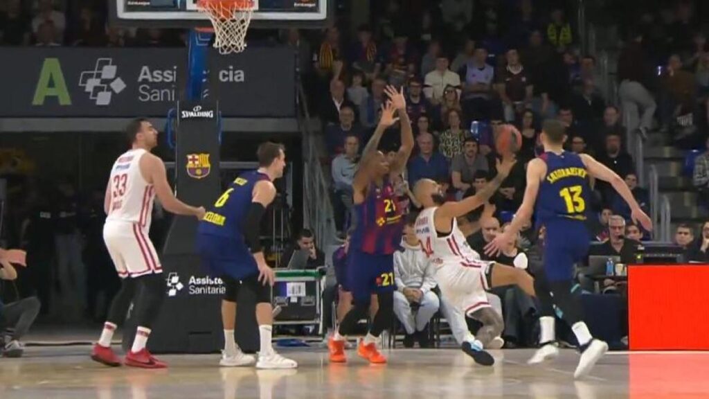 Sin mirar y cayéndose: la surrealista canasta de Fournier en el Palau en el Barça - Olympiacos de Euroliga