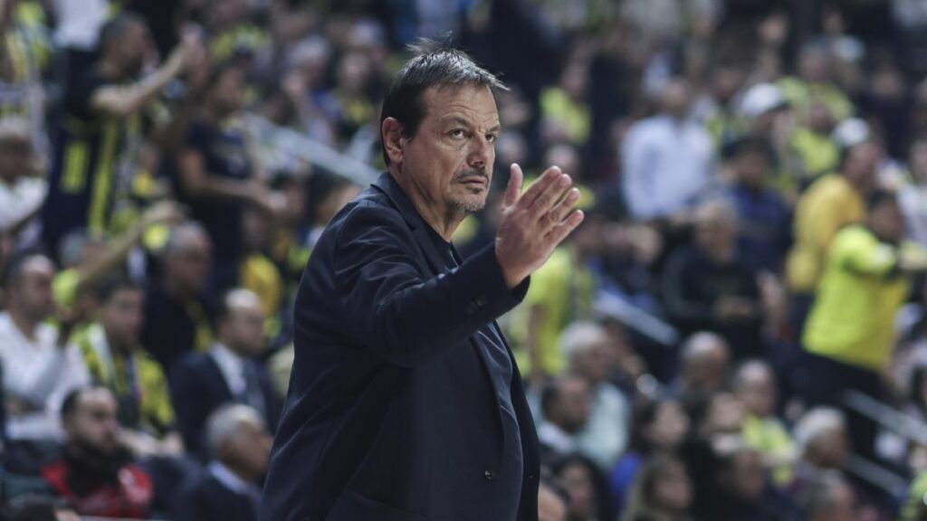 Ataman, entrenador del Panathinaikos: "Estoy muy disgustado. 10.000 maleducados han compuesto esta canción contra mi madre, de 87 años"