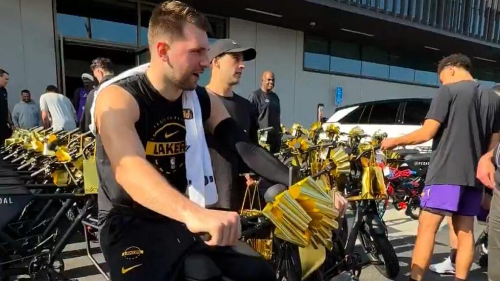 A falta de bicicletas de Vinicius, Doncic se las regala a los Lakers
