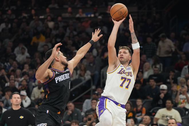 Victoria agónica de los Lakers y los Nets apalizan a los Bucks
