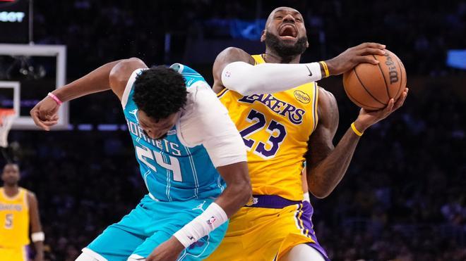 Debacle total de los Lakers