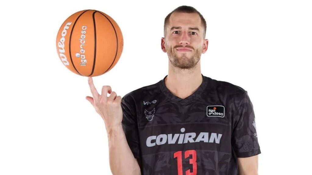 El alero estadounidense Matt Thomas se marcha del Covirán Granada