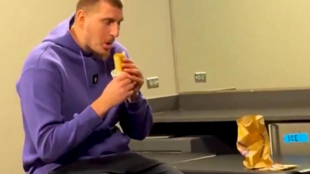 Con las manos en la masa: ¡Pillan a Jokic comiéndose un burrito!