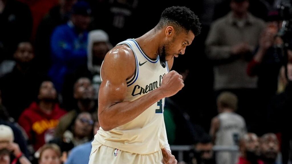 Giannis Antetokounmpo, sin piedad con sus compañeros en los Bucks: "No jugamos para ganar. No jugamos juntos. No tenemos química. Cada uno hace la guerra por su cuenta"